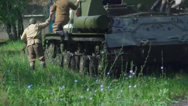 첼랴빈스크. 러시아, 2020 년 8 월 25 일: 역사 재연, 제2 차 세계 대전. 붉은 군대가 도시 지역에서 싸우면서 적을 향해 전진하고 있습니다. — 비디오