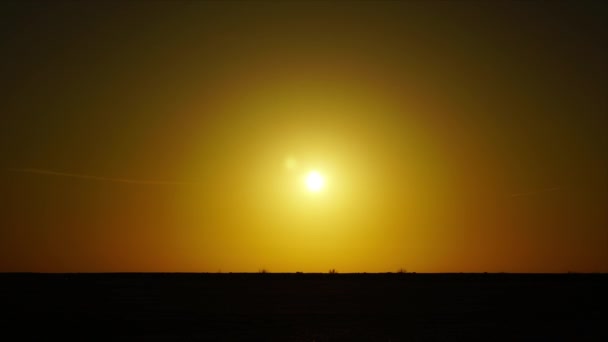 El sol en el desierto en un atardecer de lapso de tiempo sobre un horizonte plano — Vídeos de Stock