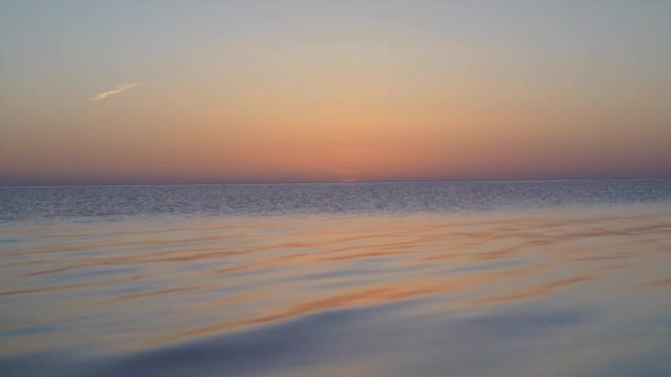 Spokojna powierzchnia morza po zachodzie słońca, oświetlenie trybu — Wideo stockowe
