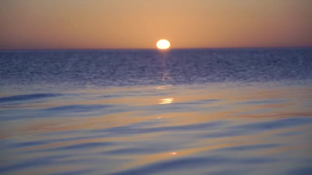 Όμορφο ηλιοβασίλεμα πάνω από την επιφάνεια της θάλασσας — Αρχείο Βίντεο