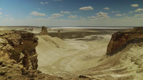 Journée sensuelle dans le désert, nuages en cours d'exécution, tours de temps, Kazakhstan Mangistau, Bozzhira — Video