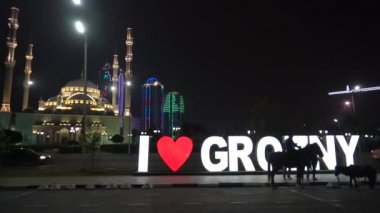 Grozny Rusya 10 Ekim 2019: Grozny merkez meydanı, cami manzarası