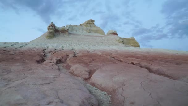 Capas geológicas en las montañas del desierto en el fondo del océano seco Tetis, vueltas del tiempo — Vídeos de Stock