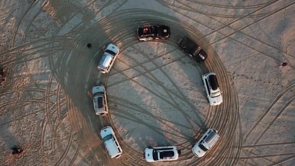 Autos fahren im Kreis auf der Sandoberseite — Stockvideo