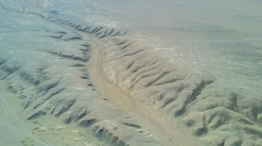 Nehir Moğolistan 'daki dağlar boyunca akar.