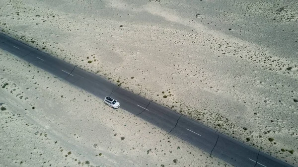 Auta jedoucí v poušti shora — Stock fotografie