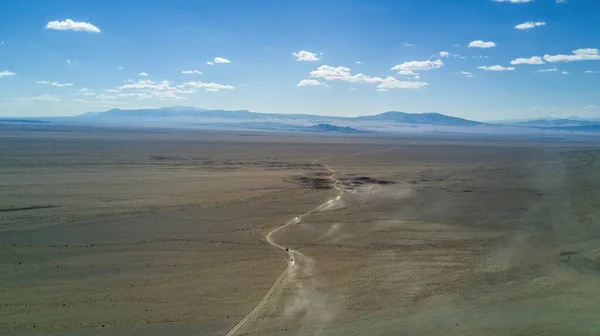 Voitures conduisant dans le désert d'en haut — Photo