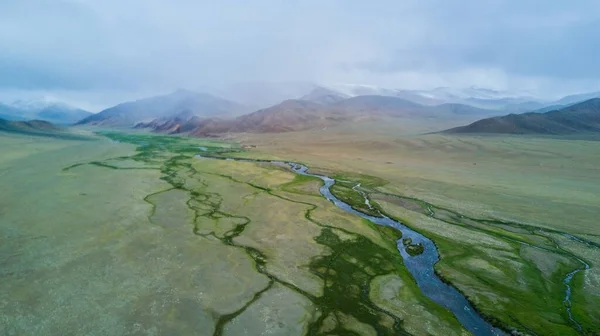 Nehir Moğolistan 'daki dağlar boyunca akar.