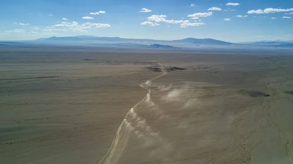 Coches que conducen en el desierto desde arriba —  Fotos de Stock