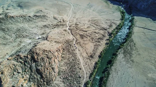 Nehir Moğolistan 'daki dağlar boyunca akar.