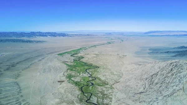 Nehir Moğolistan 'daki dağlar boyunca akar.