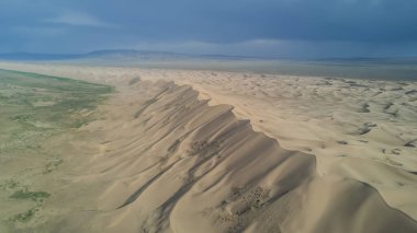 Moğolistan 'daki Gobi çölünde kum tepeleri.