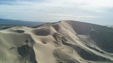 Moğolistan 'daki Gobi çölünde kum tepeleri.