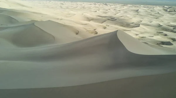 Moğolistan 'daki Gobi çölünde kum tepeleri.