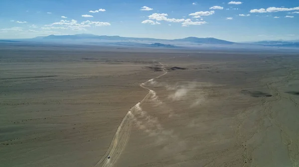 Voitures conduisant dans le désert d'en haut — Photo