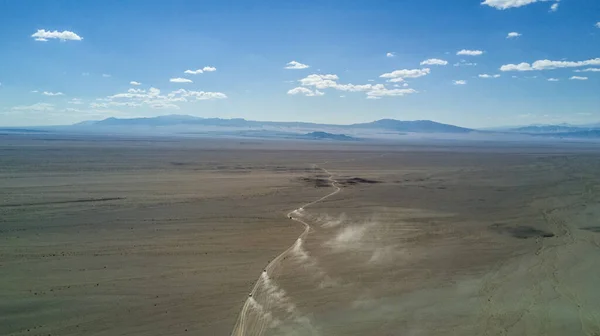 Coches que conducen en el desierto desde arriba —  Fotos de Stock