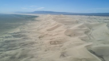 Moğolistan 'daki Gobi çölünde kum tepeleri.