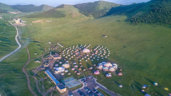 Moğolistan 'daki bir dağ vadisinde yurttan kamp yapmak