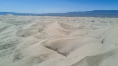 Moğolistan 'daki Gobi çölünde kum tepeleri.