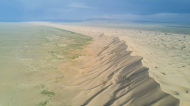 Moğolistan 'daki Gobi çölünde kum tepeleri.