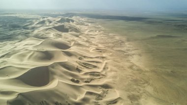 Moğolistan 'daki Gobi çölünde kum tepeleri.