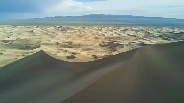 Песчаные дюны пустыни Гоби в Монголии — стоковое фото