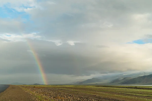 Güneşli ve güzel bir dağda gökkuşağının başlangıcı.