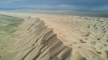 Moğolistan 'daki Gobi çölünde kum tepeleri.