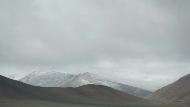 Вид на горы и бегущие облака в Монголии, время кругов — стоковое видео