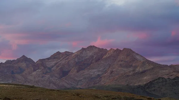 Moğolistan 'daki günbatımı dağ manzarası, pembe sıradışı bulut