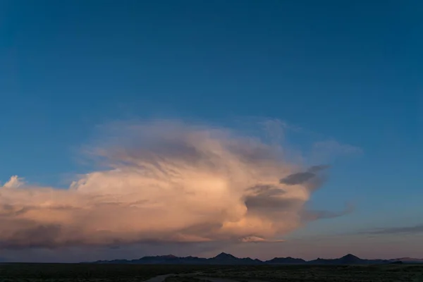 Moğolistan 'daki günbatımı dağ manzarası, pembe sıradışı bulut