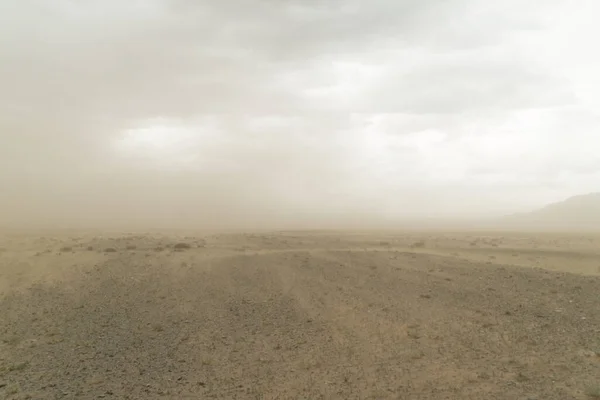 Піщана буря в пустелі гобі в Монголії. Стокове Фото