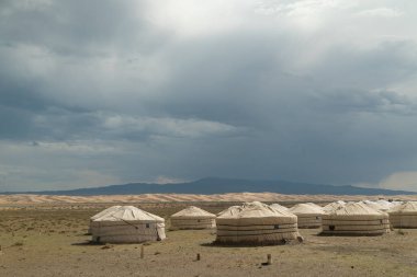 Moğolistan 'daki Gobi Çölü' nde kamp.