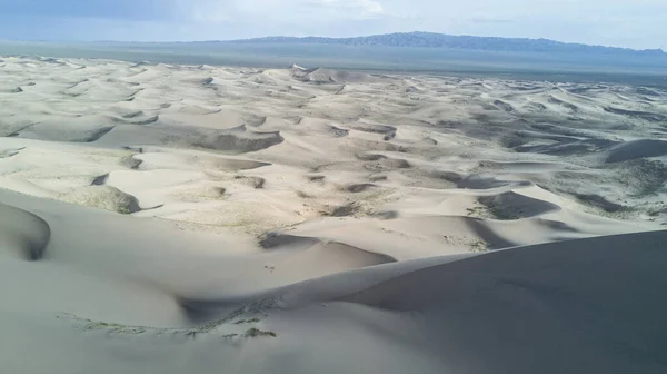 Moğolistan 'daki Gobi çölünde kum tepeleri.