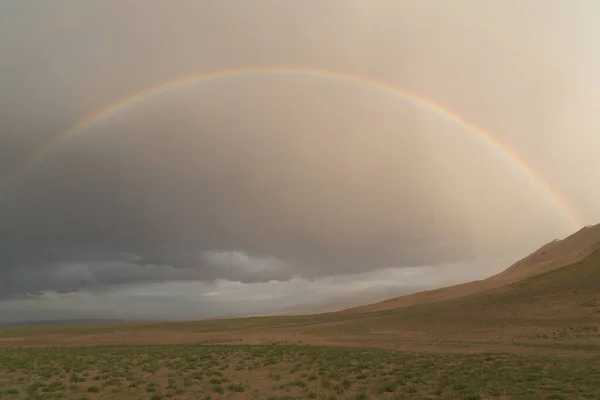 Moğolistan 'daki Gobi çölünde kumulların üzerinde gökkuşağı
