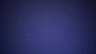 Bir kutup yıldızıyla yıldızlı gökyüzü, yıldızların hareketi zaman atlaması, zaman atlaması.