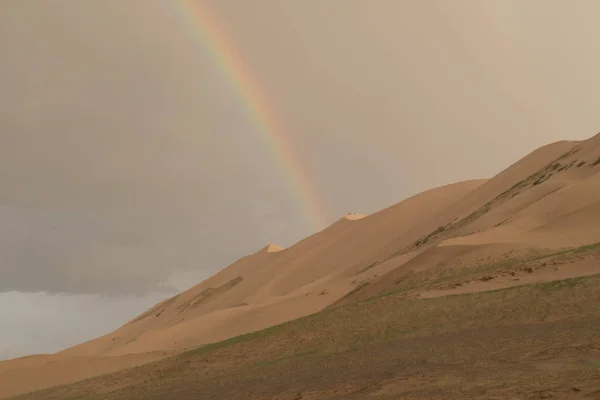 Arco iris sobre dunas en el desierto gobi en mongolia — Foto de Stock