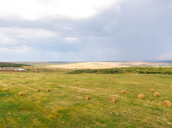 Kırsal manzaralı bir arazide drone 'la çekilmiş samanların içinde.