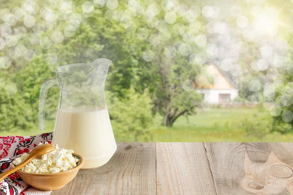 Mjölk och keso på bakgrunden av huset — Stockfoto