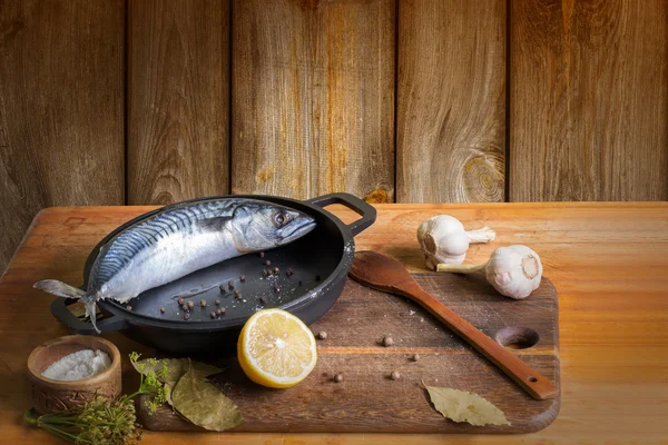 Sgombri di pesce per prepararsi alla salatura a tavola — Foto Stock
