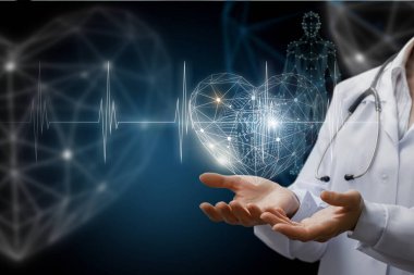 Doktor mavi arka planda kalbin hologramını gösteriyor..