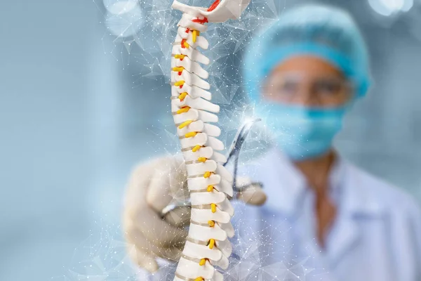 Concepto Tratamiento Quirúrgico Columna Vertebral Médico Con Una Herramienta Está — Foto de Stock