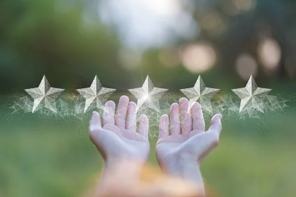Koncept Vysokého Hodnocení Pěti Hvězdiček Ruce Ukazují Hologramy Pěti Hvězd — Stock fotografie
