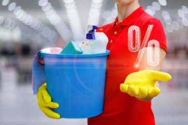 Temizlikçi kadın arka planda yüzde hologram gösteriyor..