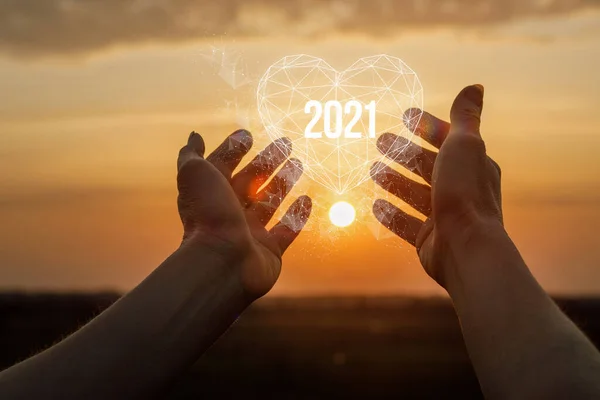 Mani Mostrano Cuore Sullo Sfondo Tramonto Soleggiato Con Numeri 2021 — Foto Stock