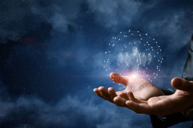 İnsan kaynakları destek konsepti. Uzayda çalışan eller, insanların hologramlarını destekler.