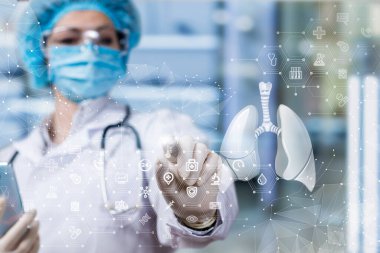 Teşhis ve akciğer tedavisi kavramı. Sanal ekranda arayüzle çalışan doktor.