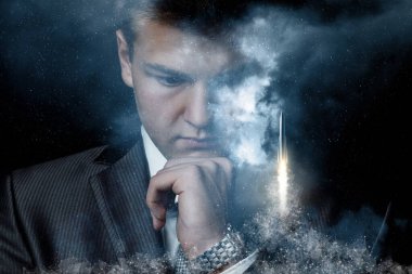 Genç işadamı, dış uzayın arka planındaki bağlantılar ağından yükselen bir girişimi düşünüyor..