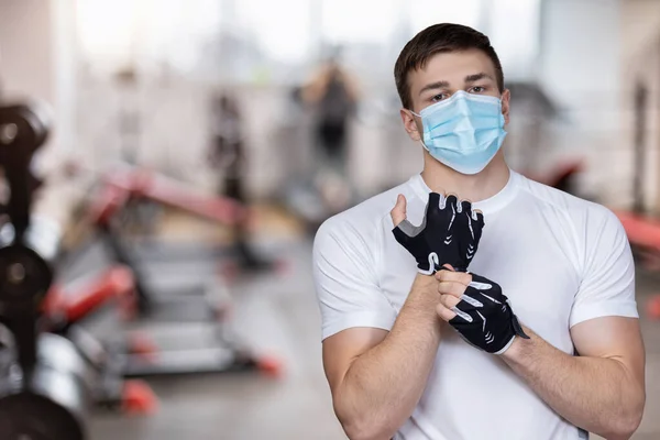 Atleta Enmascarado Lleva Guantes Fitness Fondo Del Gimnasio — Foto de Stock