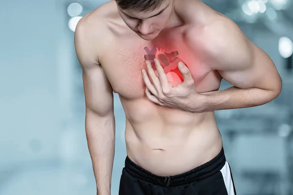 Junger Mann Hält Sein Herz Auf Verschwommenem Hintergrund — Stockfoto